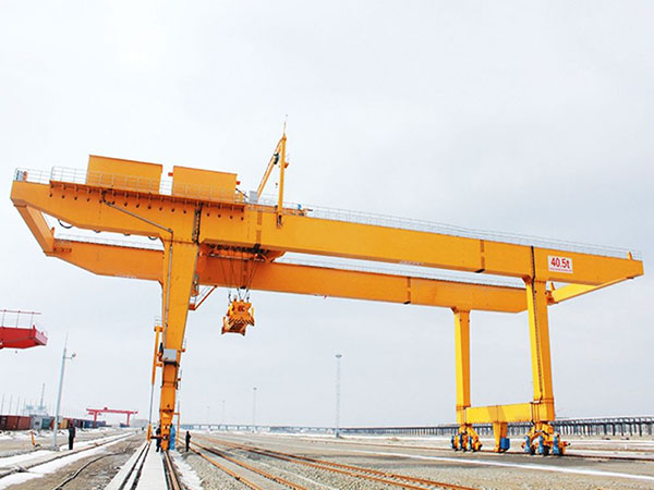 Рельсовый контейнерный козловой кран